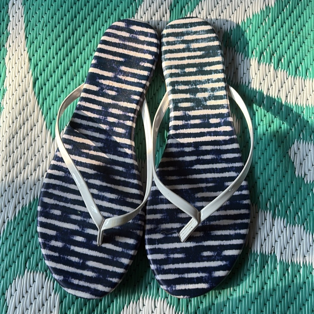 LC Lauren Conrad flip flops size 9 white and blue - Picture 2 of 5